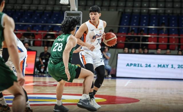 杨超声领取中超第二轮最佳奖杯：好像回到了17岁的夏天.